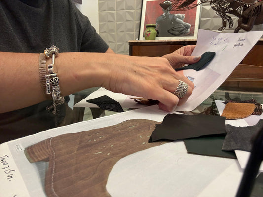 Detalle de cueros y muestras del proceso creativo de Landa Brands