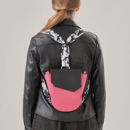 Mochila cuero fucsia granulado con tapa negra con broche imantado y cierre interior. Convertible en cartera. Realizado 100% en cuero vacuno combinando texturas lisas y cuero grabado.