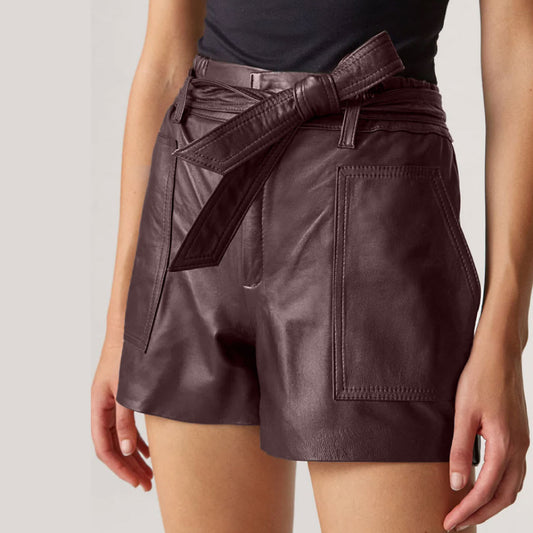 Short media pierna con botón y cierre frontal. Bolsillos de parche. Lazo ajustable en la cintura. Entalle: Regular Fit. Composición: 100% Cuero Ovino.
