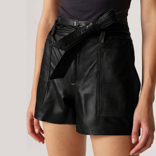 Short media pierna con botón y cierre frontal. Bolsillos de parche. Lazo ajustable en la cintura. Entalle: Regular Fit. Composición: 100% Cuero Ovino.