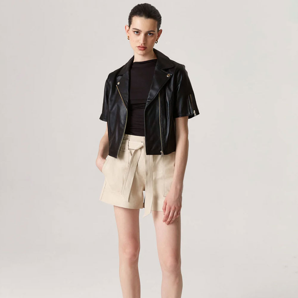 Short media pierna con botón y cierre frontal. Bolsillos de parche. Lazo ajustable en la cintura. Entalle: Regular Fit. Composición: 100% Cuero Ovino.