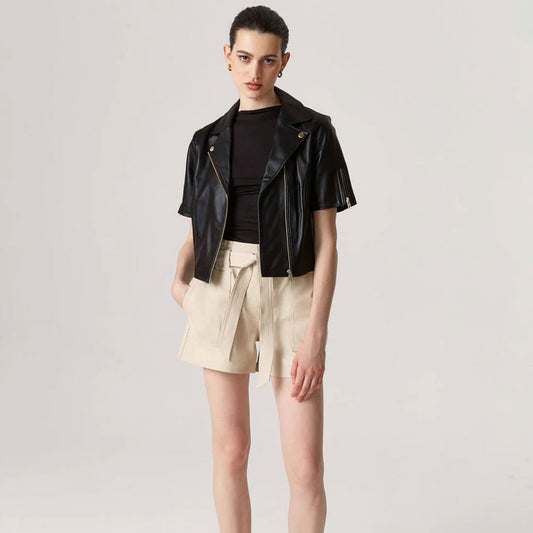 Short media pierna con botón y cierre frontal. Bolsillos de parche. Lazo ajustable en la cintura. Entalle: Regular Fit. Composición: 100% Cuero Ovino.