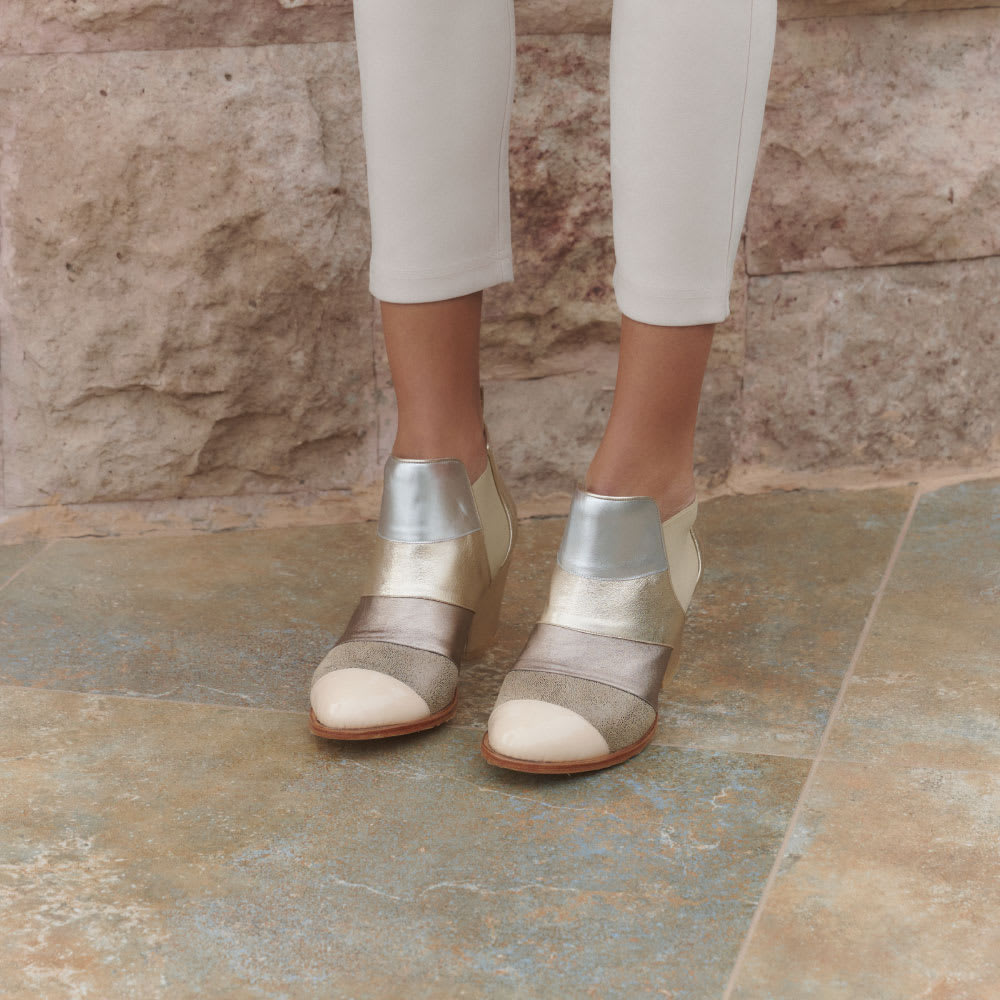 Bota Clorinda Gold para mujer. cuero metalizado forrado con cuero de cabra, suela vacuna con antideslizante, taco 5,5 cm Talles 36 al 41. Hecho a mano, diseño argentino, exclusivo, heredable y atemporal.