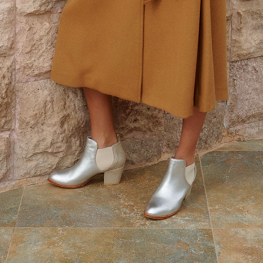 Bota Clorinda Silver para mujer. Cuero fantasía gliter y cuero metalizado. Forro de cabra, suela vacuna con antideslizante. taco: 5,5 cm Talles 36 al 41. Hecho a mano, diseño argentino, exclusivo, heredable y atemporal.