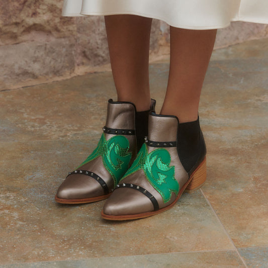 Bota Donna Pewter para mujer. Realizado en cuero combinado con cuero metalizado y tachas. Forro de cabra, taco color natural, suela de goma. taco: 2,5 cm Talles 36 al 41. Hecho a mano, diseño argentino, exclusivo, heredable y atemporal.