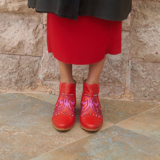 Bota Donna Red para mujer. Realizado en cuero combinado con cuero metalizado y tachas. Forro de cabra, taco color natural, suela de goma. taco: 2,5 cm Talles 37 al 40. Hecho a mano, diseño argentino, exclusivo, heredable y atemporal.