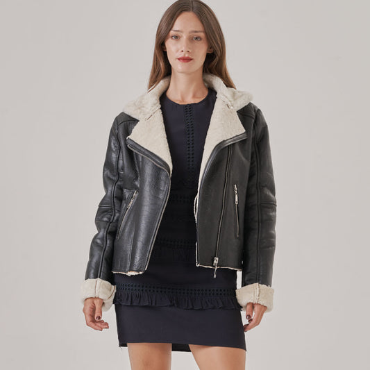 Chaqueta aviadora clásica negra, cuero de piel de oveja. Tiene un corte ajustado. Entalle: Slim Fit. Composición: 100% Napalan Ovino.