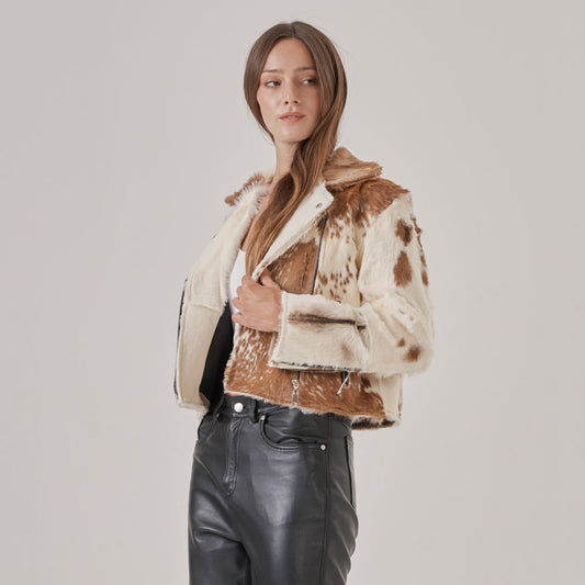 Elaborado en piel de cabra. Entalle: Regular Fit. Composición: 100% Calfskin Leather. Forrería: Poliéster.