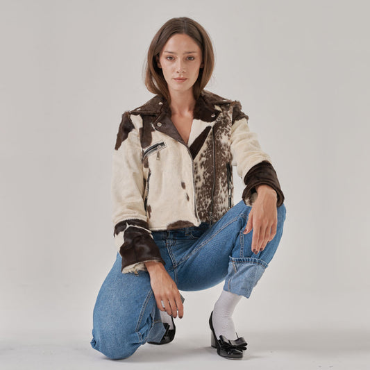 Elaborado en piel de cabra. Entalle: Regular Fit. Composición: 100% Calfskin Leather. Forrería: Poliéster.