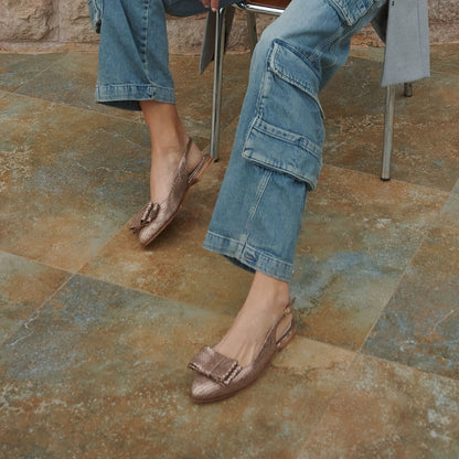 Chala Rebeca para mujer. Cuero. Forro cuero de cabra y suela vacuna de cuero natural con antideslizante. taco: 1 cm Talles 40. Hecho a mano, diseño argentino, exclusivo, heredable y atemporal.