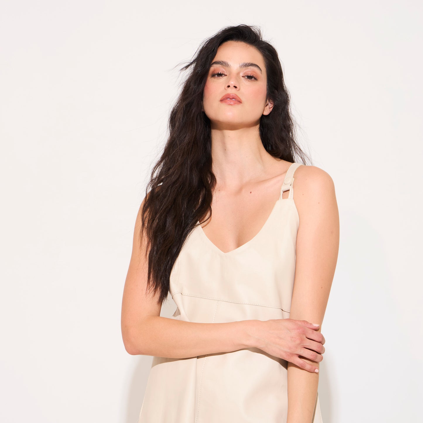 Top de cuero off white con tiras