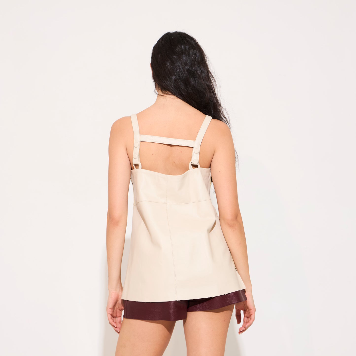 Top de cuero off white con tiras