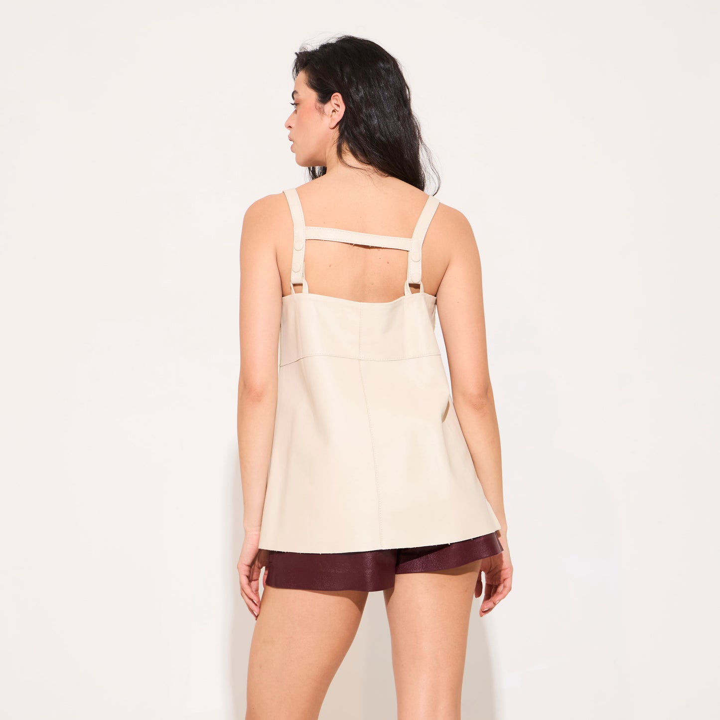 Top de cuero off white con tiras