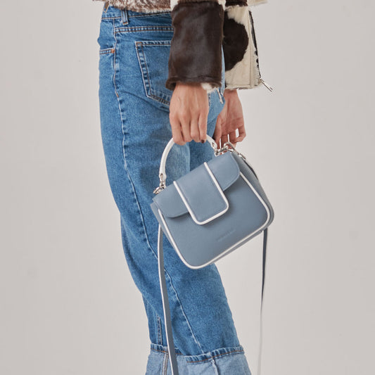 Cartera de mano, Solapa con broche imantado. Realizado 100% en cuero vacuno con texturas lisas y cuero grabado. Cuenta con una correa larga.