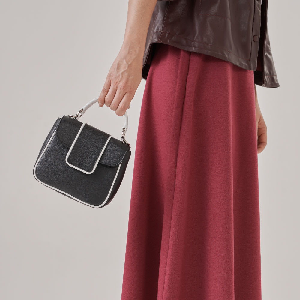 Cartera de mano, Solapa con broche imantado. Realizado 100% en cuero vacuno con texturas lisas y cuero grabado. Cuenta con una correa larga.