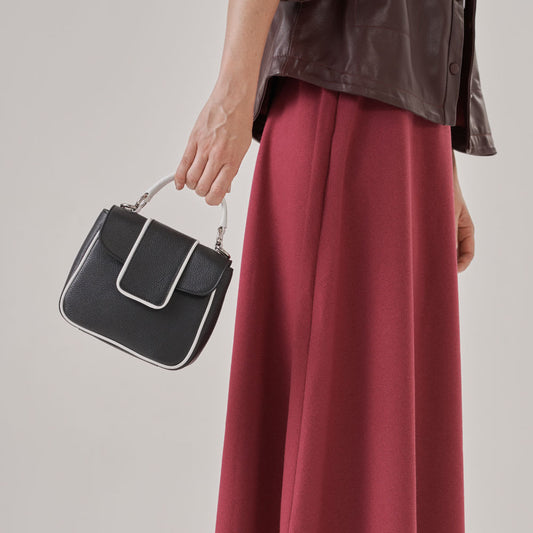Cartera de mano, Solapa con broche imantado. Realizado 100% en cuero vacuno con texturas lisas y cuero grabado. Cuenta con una correa larga.