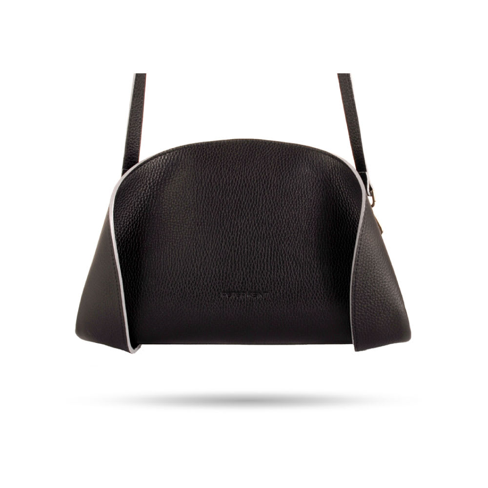 Cartera con fuelle combinado. 100% cuero vacuno. Forrada en su interior. Portallaves. Correa larga regulable. Herrajes con baño de níquel y apertura por cierre.