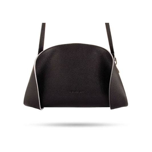 Cartera con fuelle combinado. 100% cuero vacuno. Forrada en su interior. Portallaves. Correa larga regulable. Herrajes con baño de níquel y apertura por cierre.