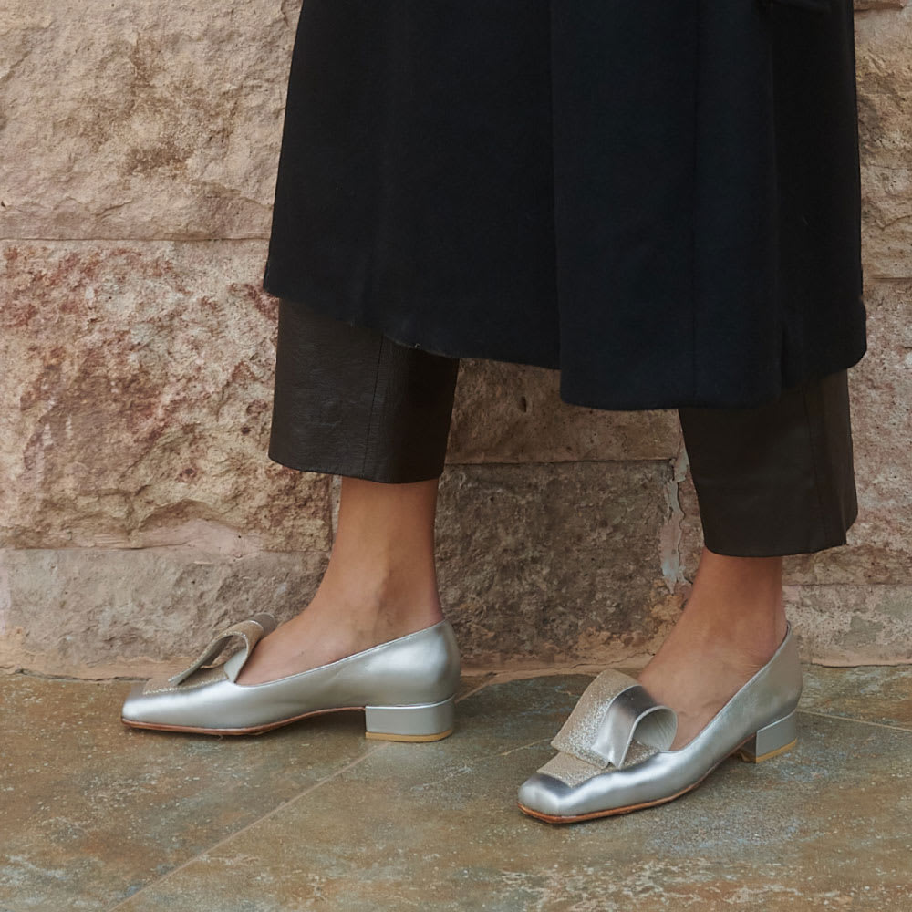 Mocasin Malvon Silver para mujer. cuero metalizado, cuero metalizado fantasia, forrado en cuero de cabra, suela vacuna con antidelizante taco 5,5 cm Talles 38. Hecho a mano, diseño argentino, exclusivo, heredable y atemporal.