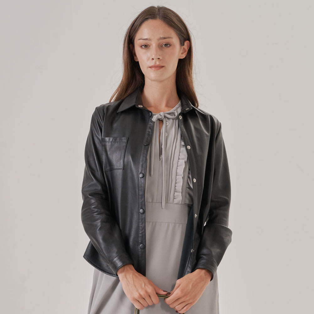 Realizada con el cuero más fino. Entalle: Slim Fit. Composición: 100% Cuero Ovino Italiano.