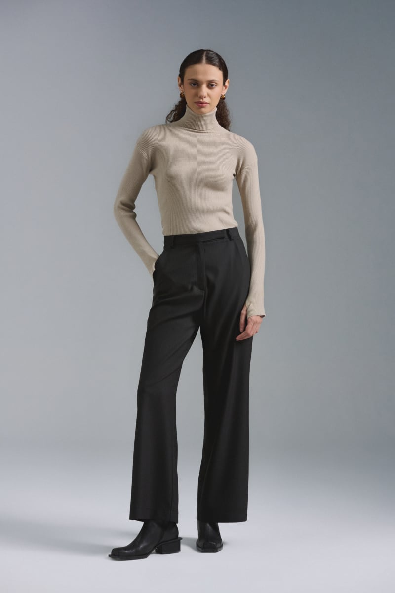 Pantalón sastre de lana fría. Calce tiro alto con cierre y broche al frente. Bolsillos laterales y bolsillos ojal traseros. Composición:  100% Lana italiana. Textil sastero premium de lana fría especial para temperaturas elevadas. Fondo de bolsillo con tafeta jacquard.