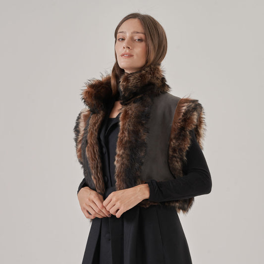Hecho 100% de piel de oveja larga de toscana con un tacto aterciopelado de gamuza suave. Diseño reversible. Entalle: Regular Fit.