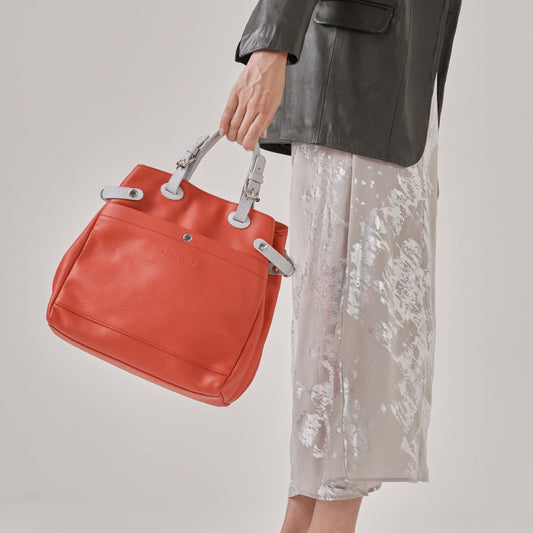 Bolso con presillas laterales que se ajustan para cambiar a un diseño más compacto. Bolsillo frontal con broche, correa adicional de largo variable. Interior espacioso, con bolsillo con cierre y portallaves.