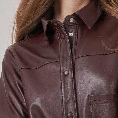 Cuello camisero estándar, una abertura frontal de seis botones y puños con botones. Entalle: Relaxed Fit. Composición: 100% Cuero Ovino Italiano.