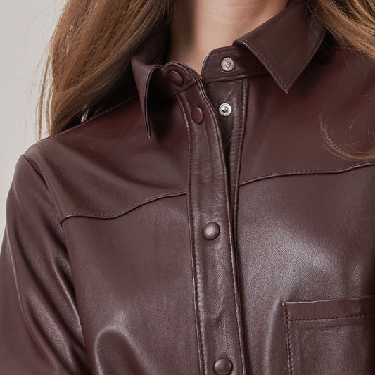 Cuello camisero estándar, una abertura frontal de seis botones y puños con botones. Entalle: Relaxed Fit. Composición: 100% Cuero Ovino Italiano.