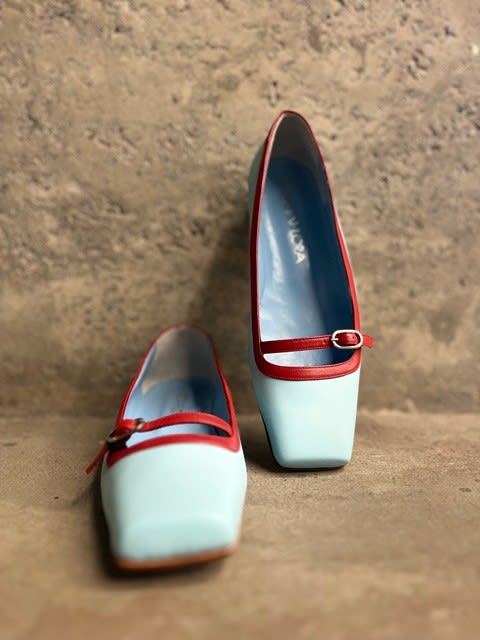 Zapato Nadine para mujer. Cuero vacuno con suela de cuero antideslizante (Azul Cielo/Rojo) Talles 36 al 40. Hecho a mano, diseño argentino, exclusivo, heredable y atemporal.