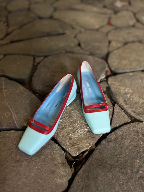 Zapato Nadine azul cielo/rojo
